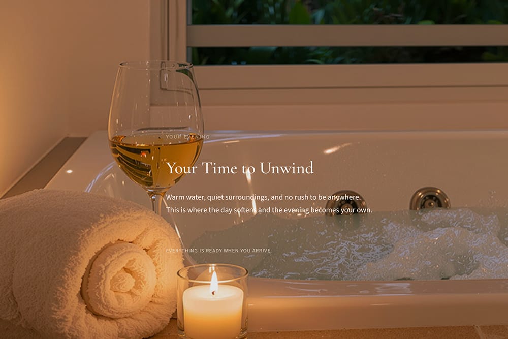 El Chalet website page showcasing a relaxing jacuzzi experience with candlelight, wine, and warm evening atmosphere designed to help guests imagine their stay before arrival.