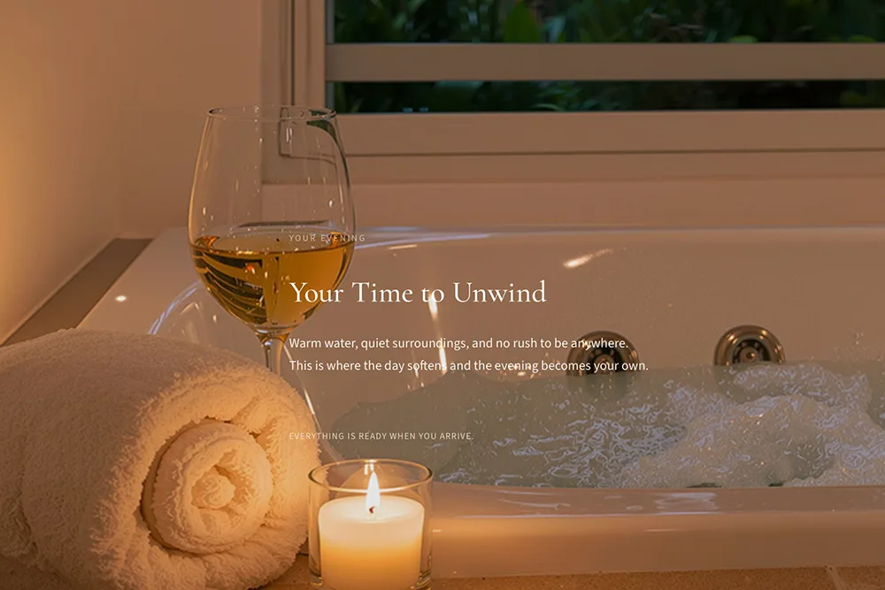 El Chalet website page showcasing a relaxing jacuzzi experience with candlelight, wine, and warm evening atmosphere designed to help guests imagine their stay before arrival.